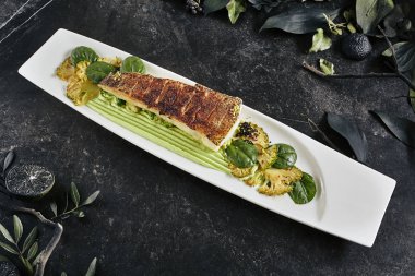 Fırında Halibut Fileto ve Brokoli Güzel Restoran Tabağı 