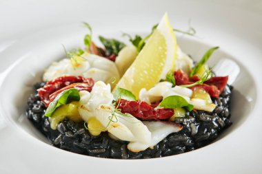 O ile Siyah Risotto Zarif Hizmet Beyaz Restoran Tabağı