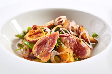 Tabak ta Nicoise salatası closeup