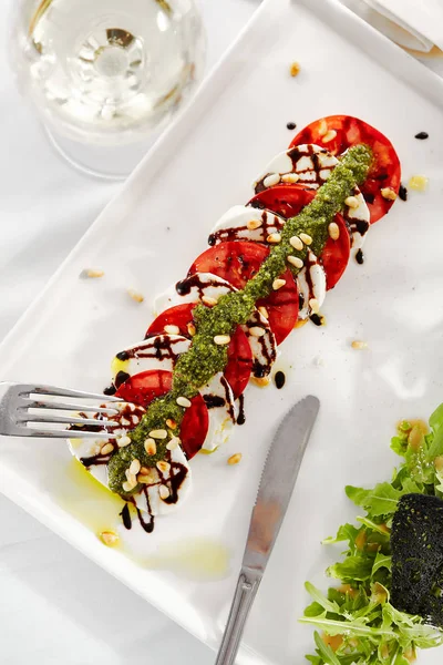 Gurme Restoran Lezzetli Akşam Yemeği Caprese Salatası Yakın Domatesli Salata — Stok fotoğraf