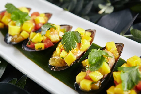 Blue Mussels with Salsa From Tomatoes and Mangoes — Stock Photo, Image