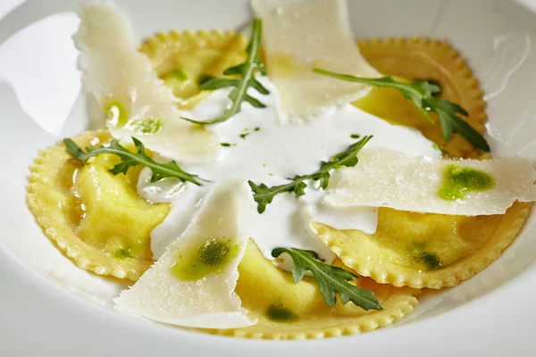 Witte restaurant plaat van ravioli 4 kazen met kaas Espoume — Stockfoto