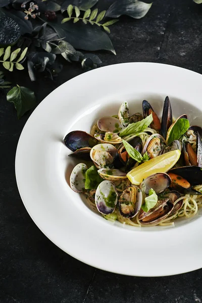 Exquisito servicio de plato de restaurante blanco de espaguetis Nido con —  Fotos de Stock