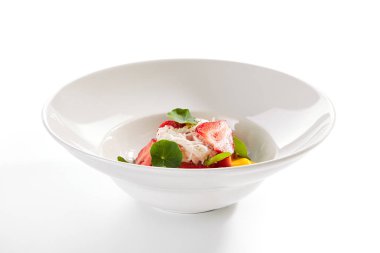 Çilek, Yengeç Eti ve Strachatella ile Olgun Domates Salatası 