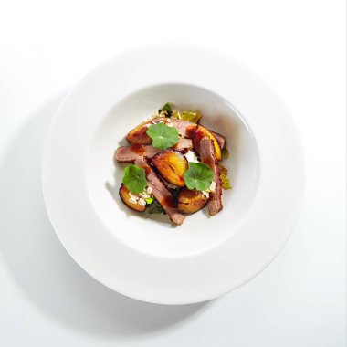 Kavrulmuş Ördek Göğsü, Fırında Armut ve Strachatella ile Salata