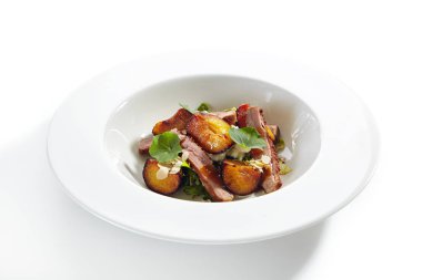 Kavrulmuş Ördek Göğsü, Fırında Armut ve Strachatella ile Salata