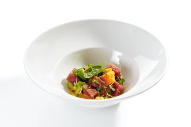 Baharatlı Papaya Soslu Ton Balığı Salatası İzole