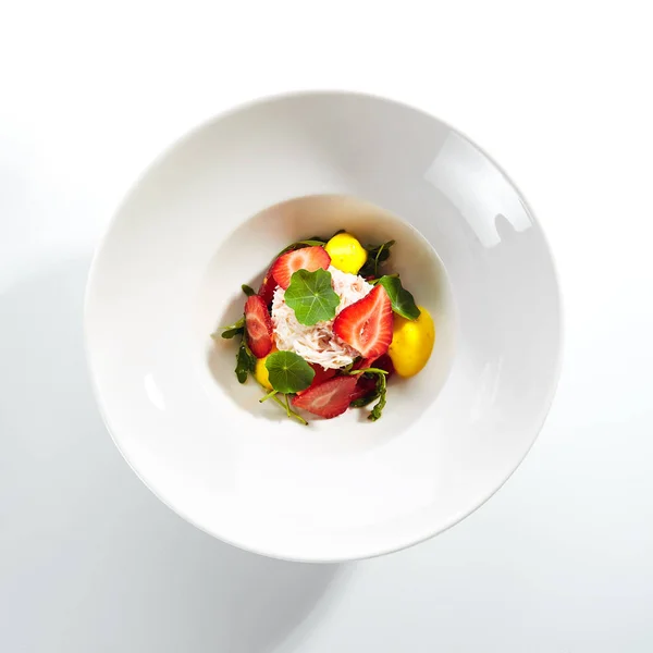 Salade de tomates mûres aux fraises, viande de crabe et strachatella — Photo