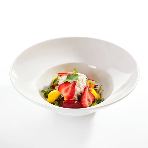 Спелый салат из помидоров с клубникой, крабовым мясом и страчателлой — стоковое фото
