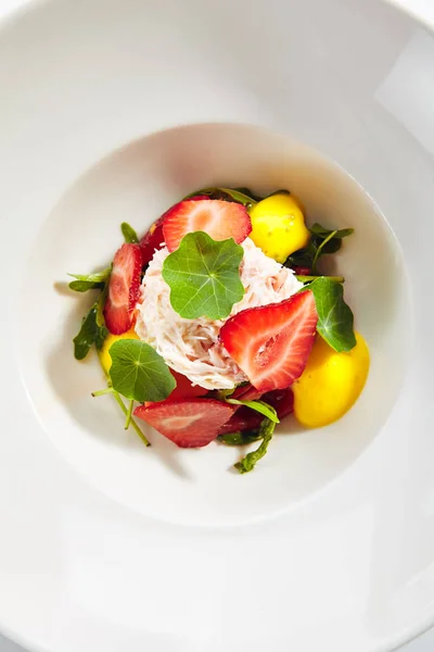 イチゴ、カニ肉、ストラシャテッラの熟したトマトサラダ — ストック写真