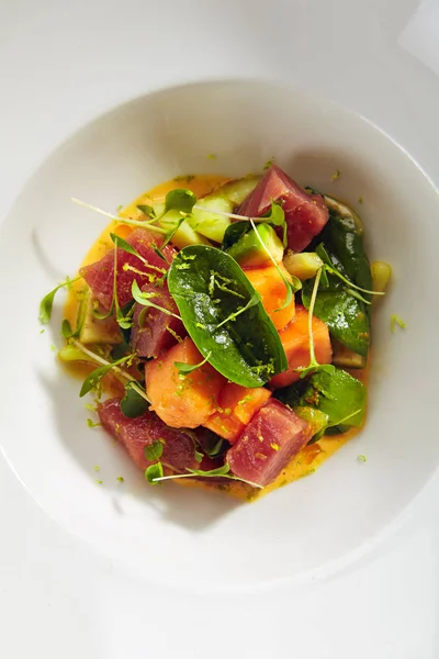 Салат из филе тунца в остром соусе папайи — стоковое фото