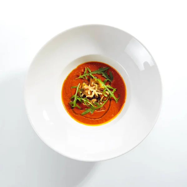 Würzige Tomatensuppe mit gebratenen Muscheln und Chilipfeffer — Stockfoto