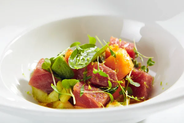 Thunfischfiletsalat in würziger Papayasauce isoliert — Stockfoto