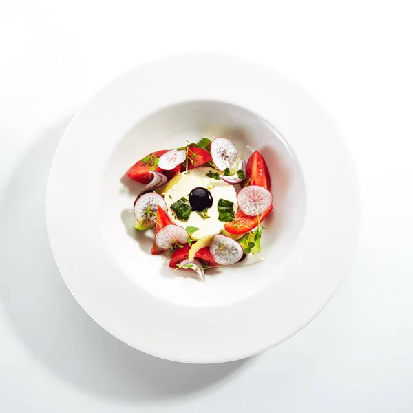 Salada de legumes frescos e queijo de ricota com ervas — Fotografia de Stock