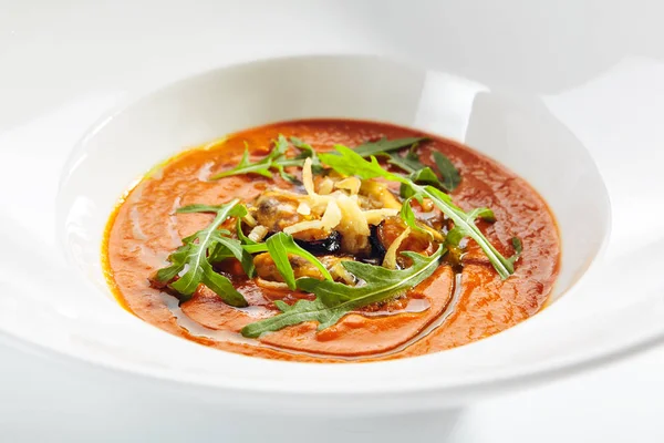 Sopa de tomate picante con mejillones fritos y chile —  Fotos de Stock