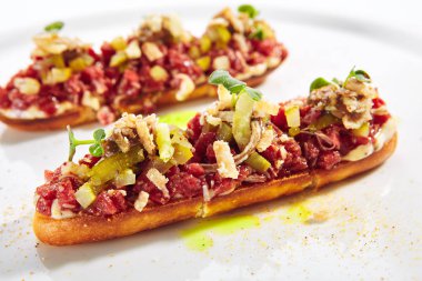 Siyah Sarımsak Kremaizole ile Tost Üzerinde Sığır Tartar