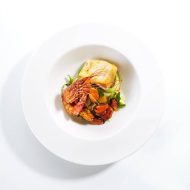 Deniz ürünleri ve Avokado ile nefis sıcak salata servisi.