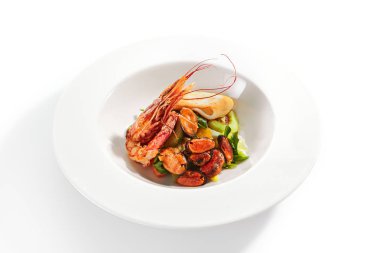 Deniz ürünleri ve Avokado ile nefis sıcak salata servisi.