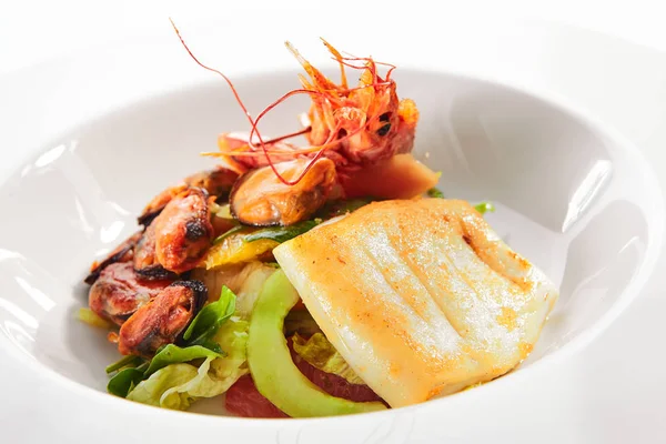 Utsökt servering Varm sallad med skaldjur och avokado — Stockfoto