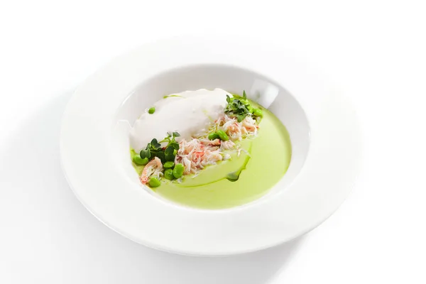 Зеленый гороховый суп с крабом и кокосовой эспумой — стоковое фото