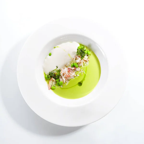 Zielona zupa groszkowa z krabów i kokosowe espuma — Zdjęcie stockowe