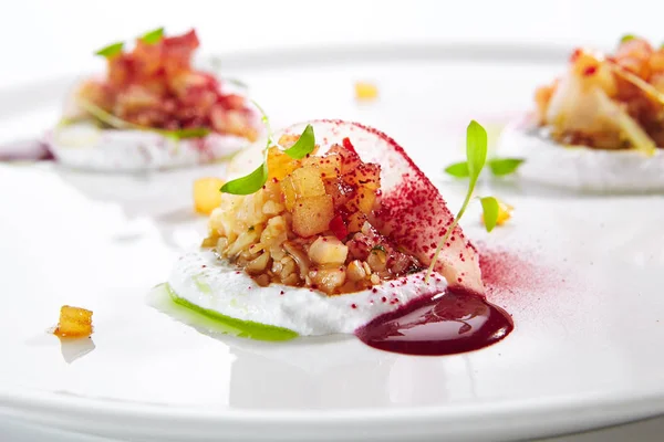 Tartre de chou-fleur et poire à la crème de noix de coco — Photo