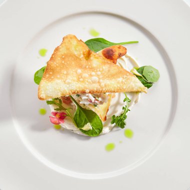 Pike havyar soslu yengeç napolyon üst görünümü