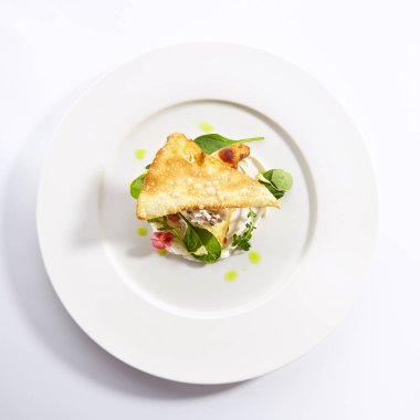 Pike havyar soslu yengeç napolyon üst görünümü