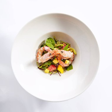 Karides li salata üst görünümü