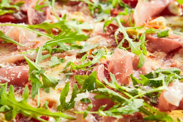 Lezzetli parma jambon ve enginar pizza closeup — Stok fotoğraf