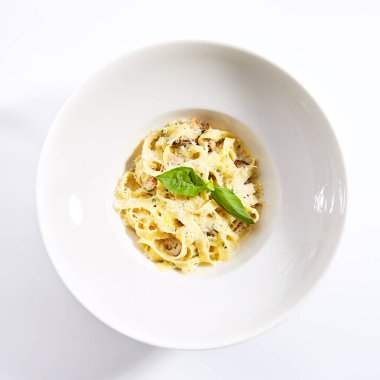 Porcini mantar üst görünümü ile lezzetli tagliatelle