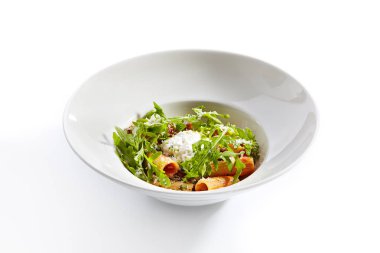 Rigatoni domates sosu ve stracciatella peyniri