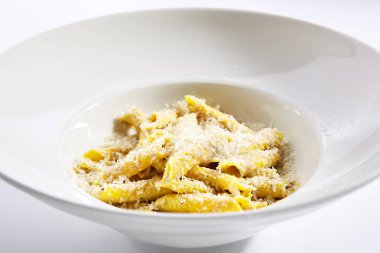 Peynir ve trüf yağı ile lezzetli penne 