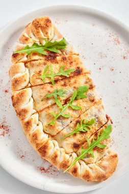 Jambon ve domates üst görünümü ile Lezzetli quesadilla