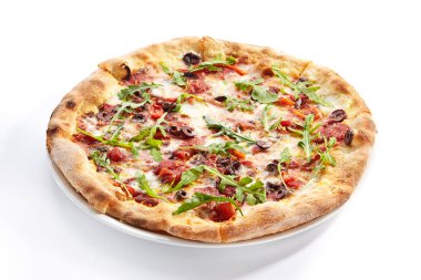 Ton balığı, kalamata zeytin ve tatlı biber ile Pizza