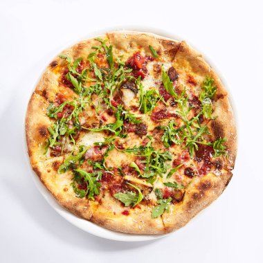 Porcini mantar ve trüf yağı üst görünümü ile Pizza