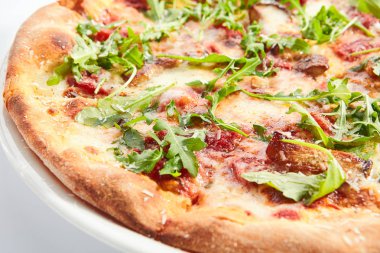 Porcini mantar ve trüf yağı üst görünümü ile Pizza