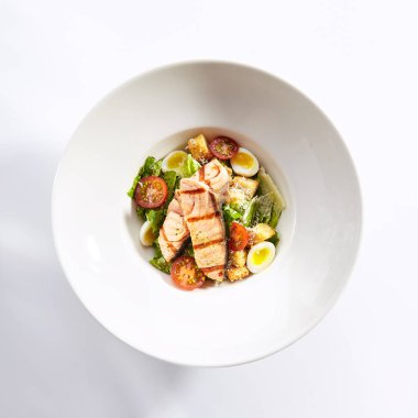 Somon üst görünümü ile lezzetli sezar