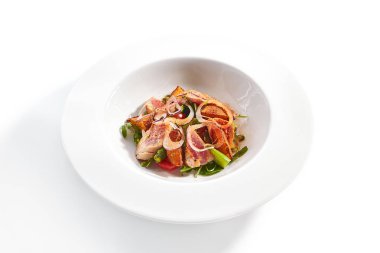 Tonbalıklı salata tabak içinde