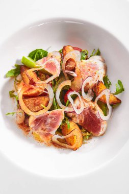 Tonbalıklı salata tabak içinde