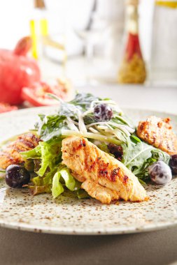 Izgara tavuk göğsü fileto ile Sıcak salata