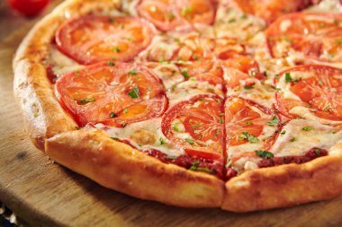 Pizza restoran menü - lezzetli taze Margarita Pizza ile. Pizza malzemelerle rustik ahşap masa üzerinde