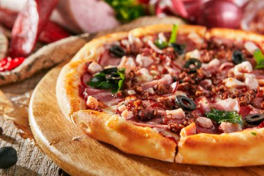 Pizza restoran menü - et ve tavuk sosis, lezzetli taze Pizza eritebilir. Pizza malzemelerle rustik ahşap masa üzerinde