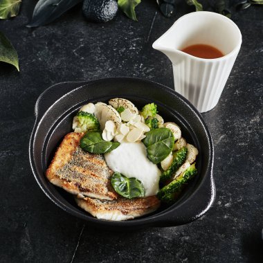 Bisque Soslu Güzel Porsiyon Branzino veya Levrek Filetosu