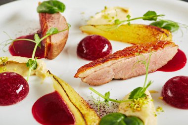 Ördek Meme, pişmiş armut ve kiraz SP yaratıcı moleküler yemek