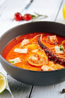 Geleneksel Tay Tom Yam Kung çorbası
