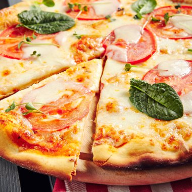 Pizza Margarita veya Margherita Domates, Mozzarella Peynir ve Taze Yeşiller ile. Rustik Ahşap Masa Üzerinde Arka Plan üzerinde Pizza Bıçak ile Margarita Pizza