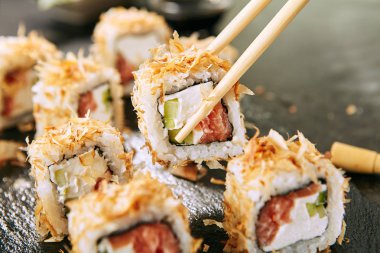 Restaura Katsuobushi Uramaki Sushi Rolls Yeme Makro Shot