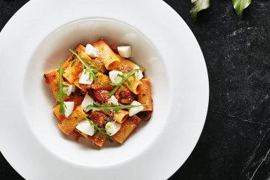 Süt Mozzarella ile Domates Soslu Ev Yapımı Rigatoni 