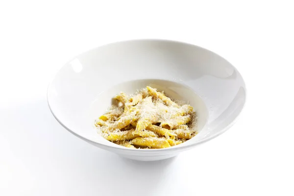 Delicioso penne con queso y aceite de trufa — Foto de Stock